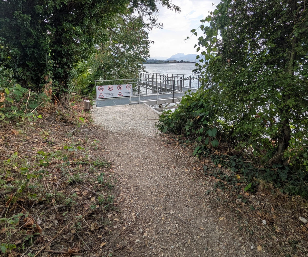 Accès handicapés sentier fil eau lac bourget