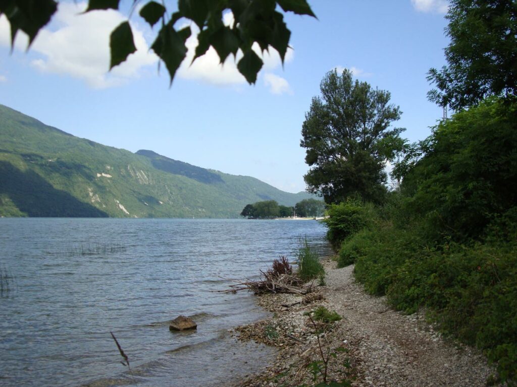 Sentier fil de l'eau aix les bains brison saint innocent