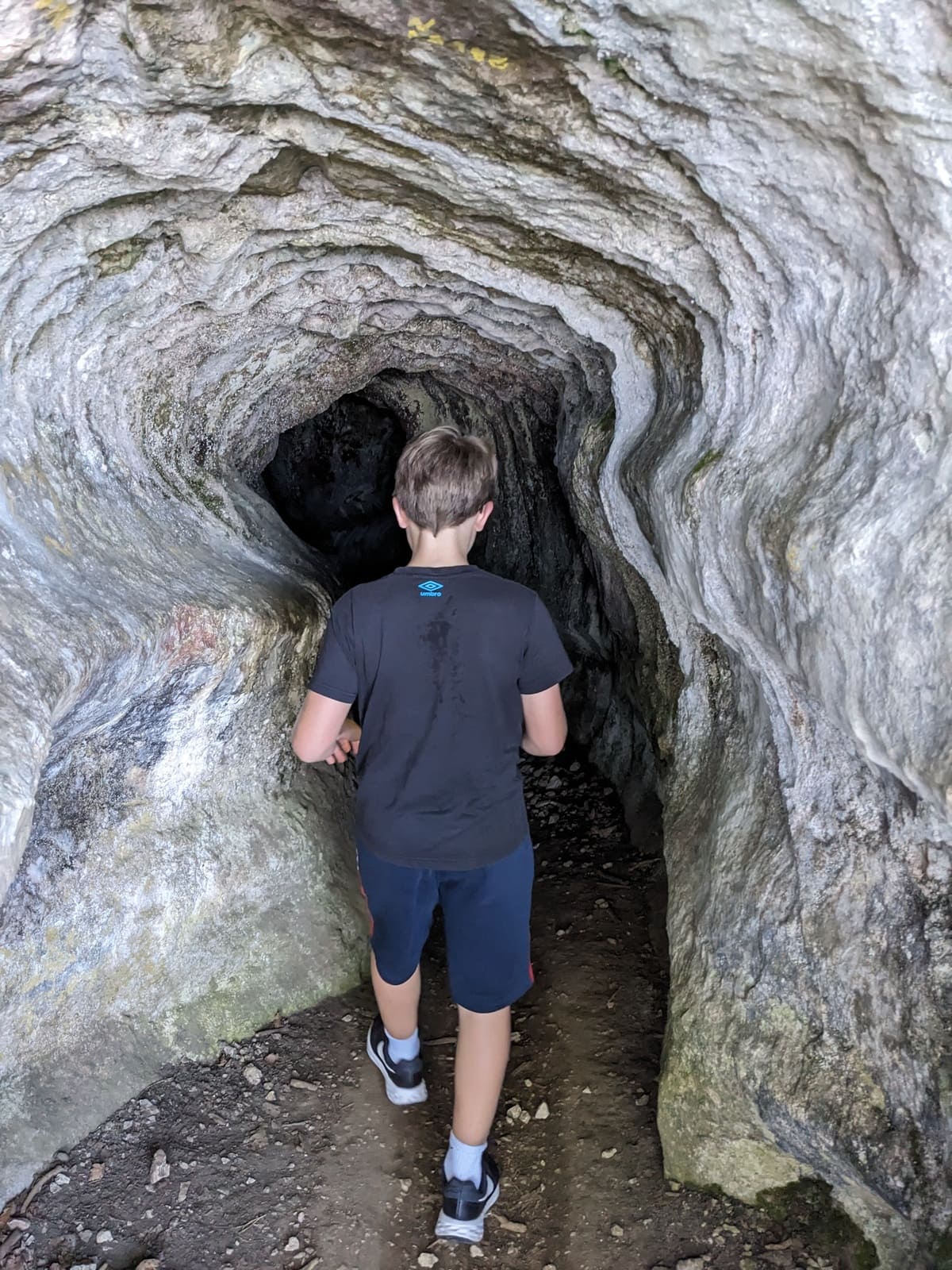 Dans la grotte aux fées Brison St Innocent