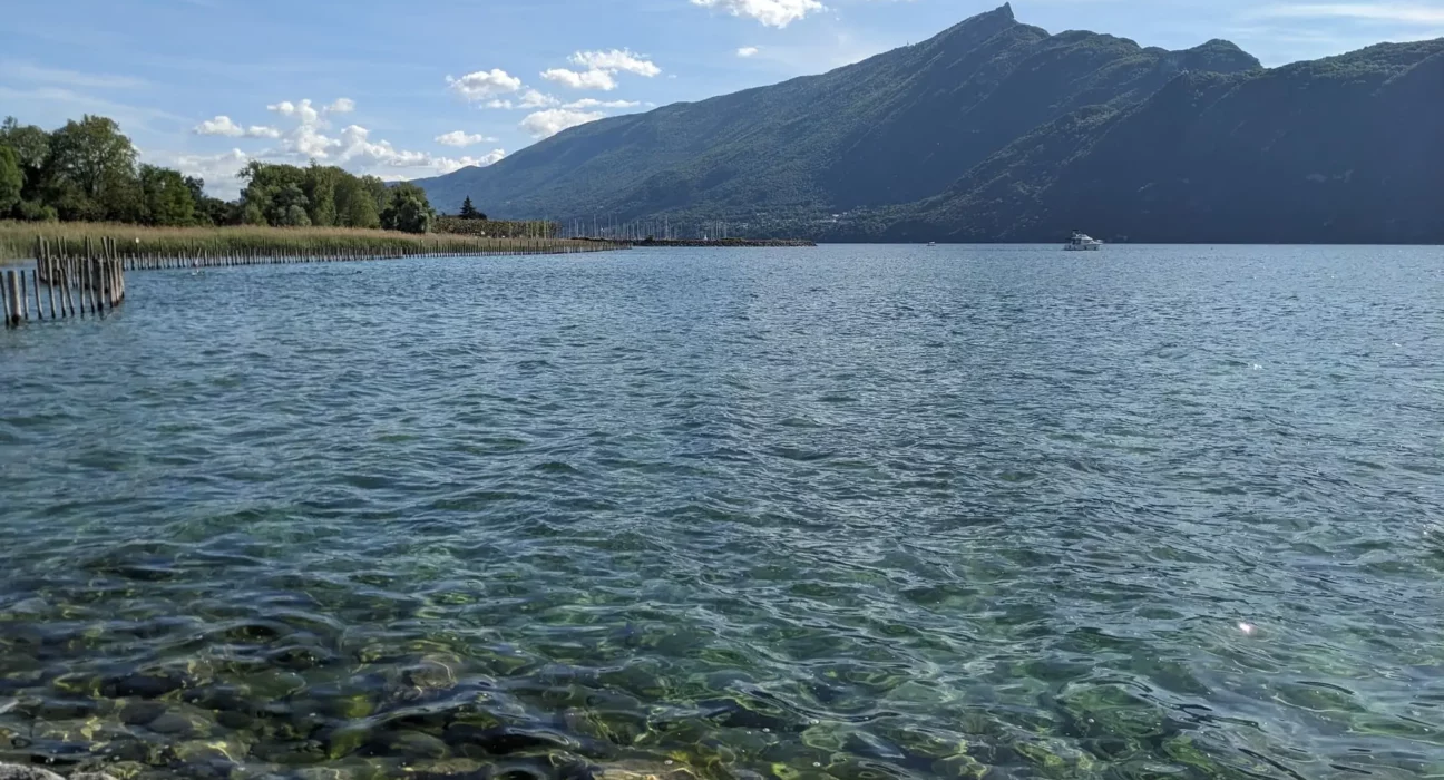 Le lac du Bourget, à Aix-les-Bains, en Savoie