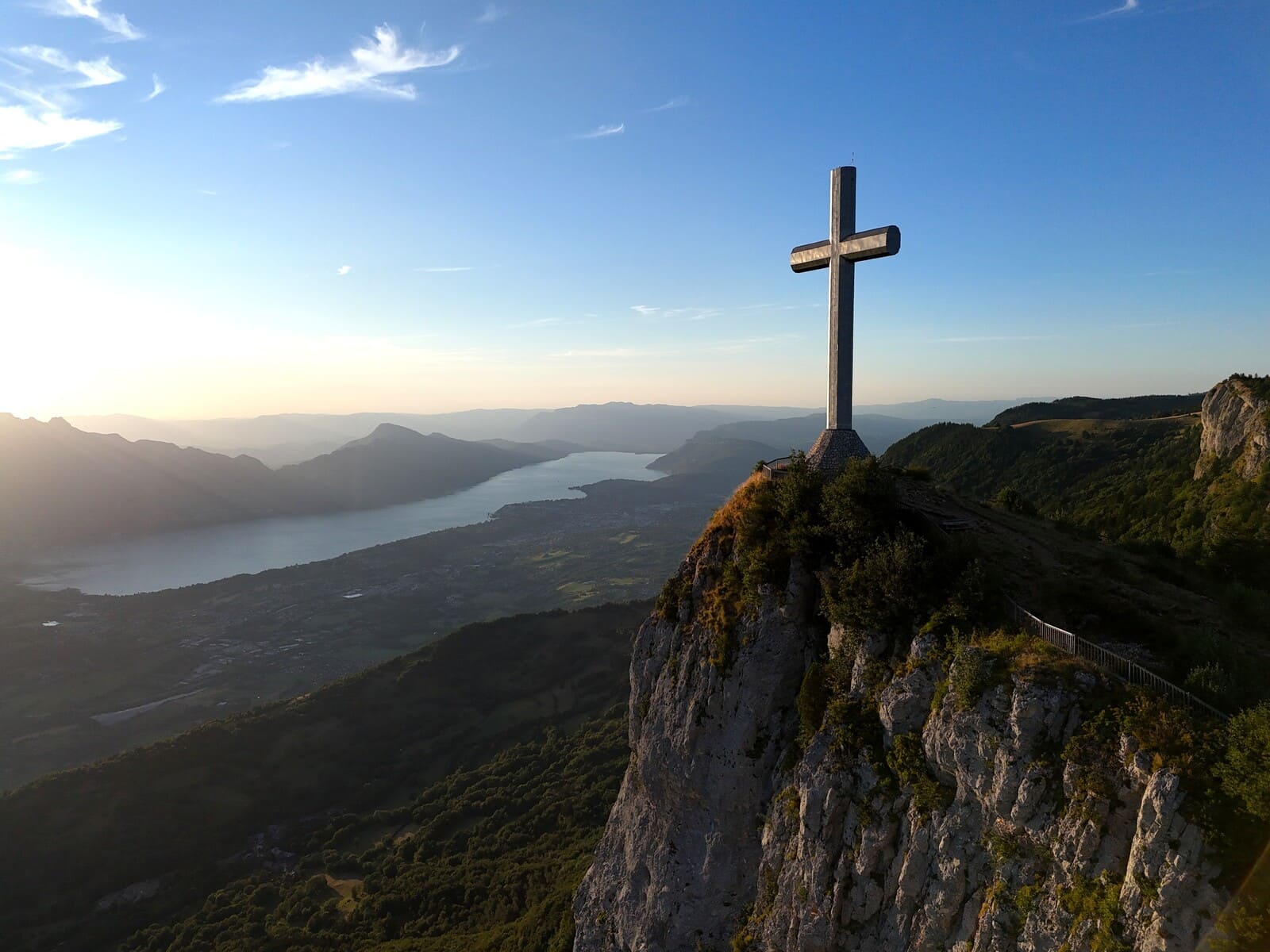 Croix du Nivolet et lac du Bourget soir