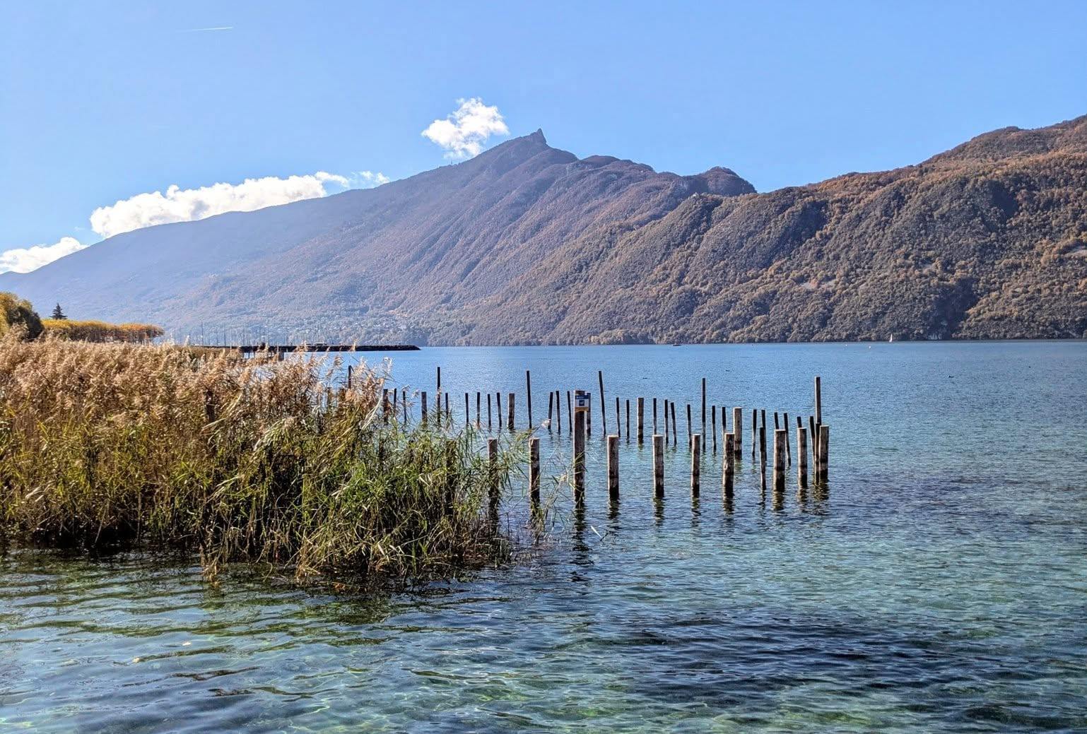 Photo du lac du Bourget avec vue sur la montagne