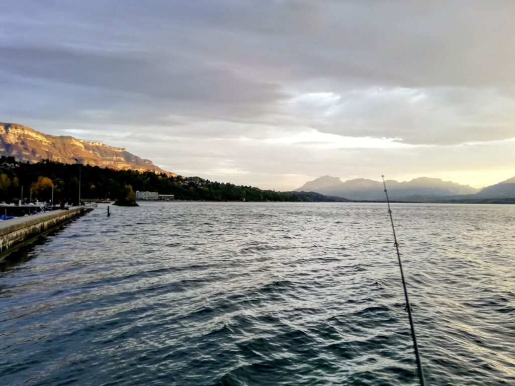 Pontons de pêche au lac du Bourget