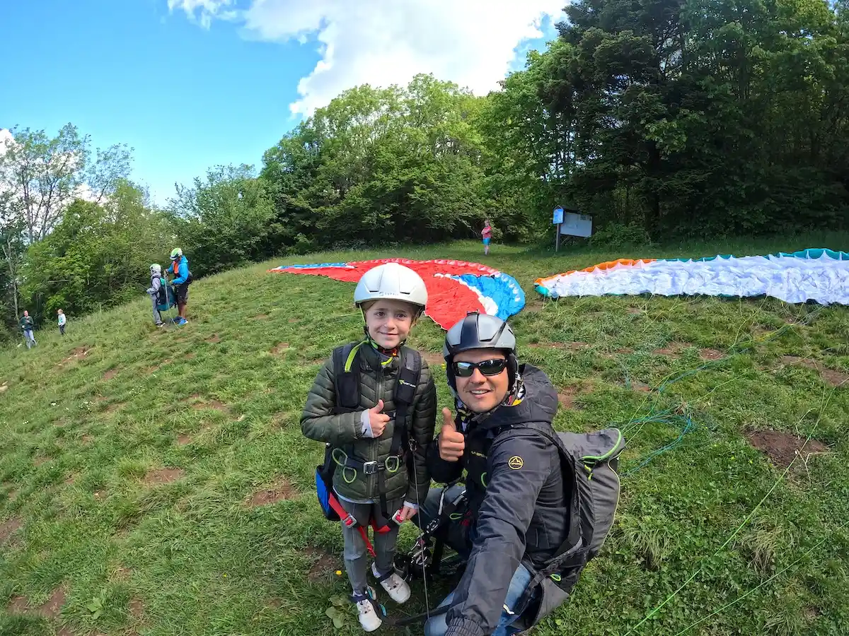 Préparation d'un baptême de parapente au col du Sapenay près du lac du Bourget