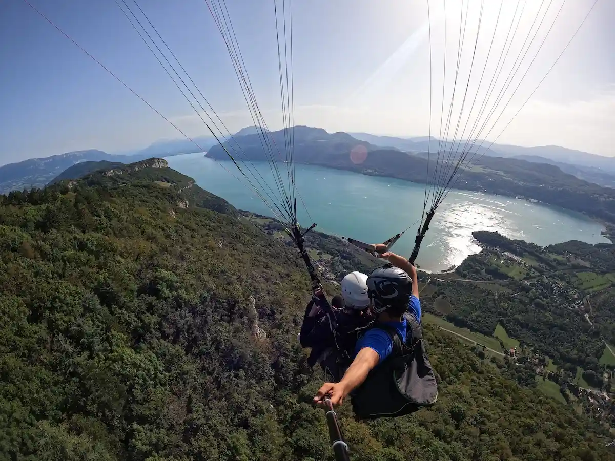 Vol en parapente au-dessus du lac du Bourget depuis le col du Sapenay