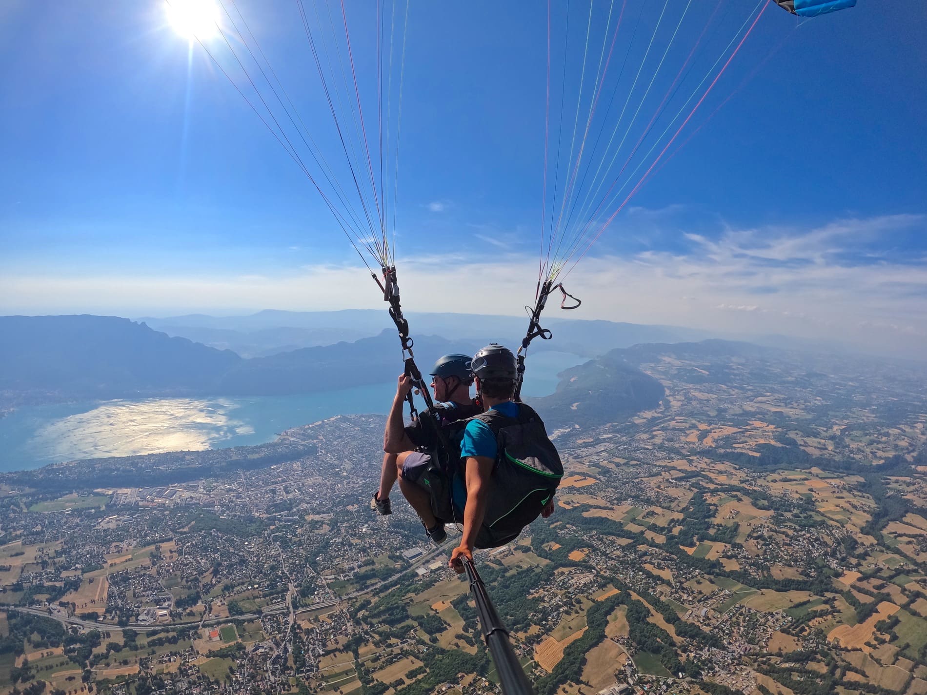 Parapente au-dessus du lac du Bourget