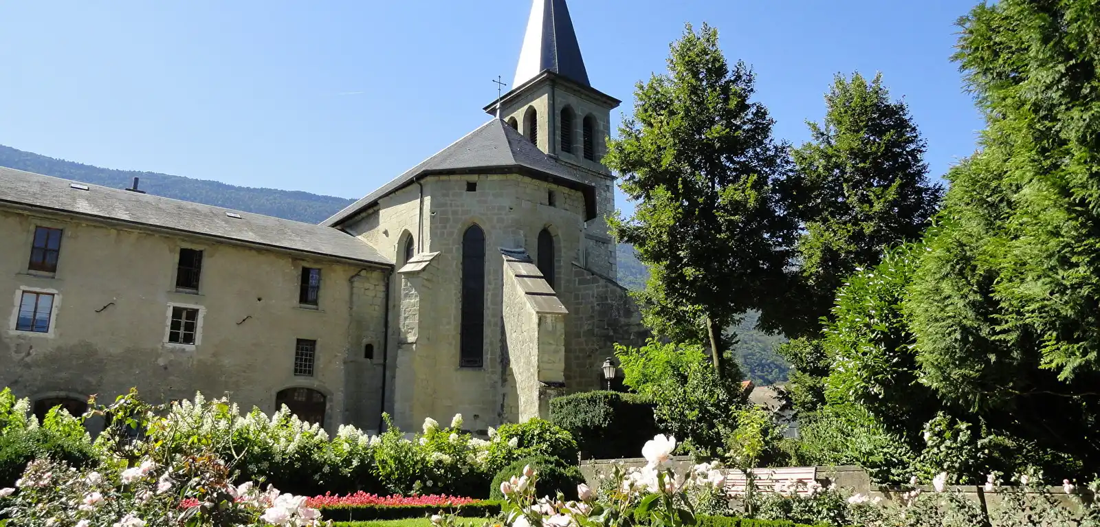 Visite de l'église médiévale Saint Laurent et de ses jardins
