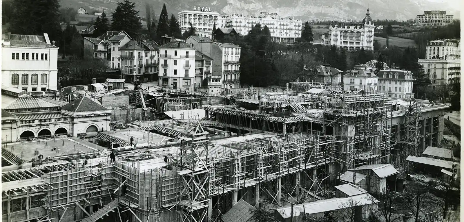 Visite des abords des anciens thermes à Aix-les-Bains